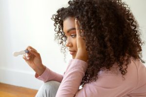 vrouw ongerust over een zwangerschapstest